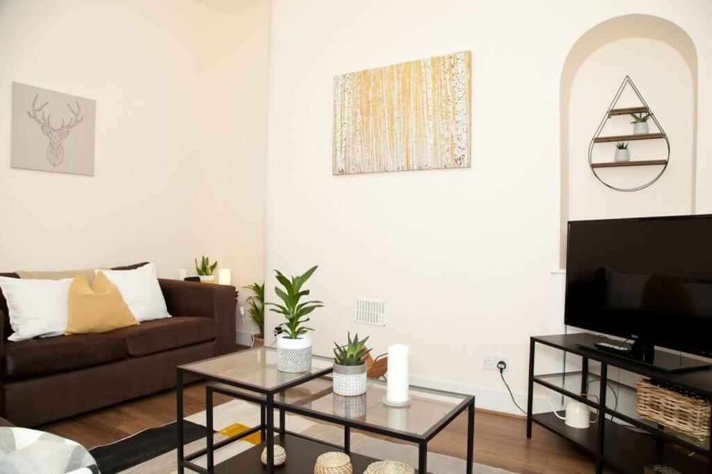 Snug - Logie Baird Apartment เฮเลนส์บะระ ภายนอก รูปภาพ