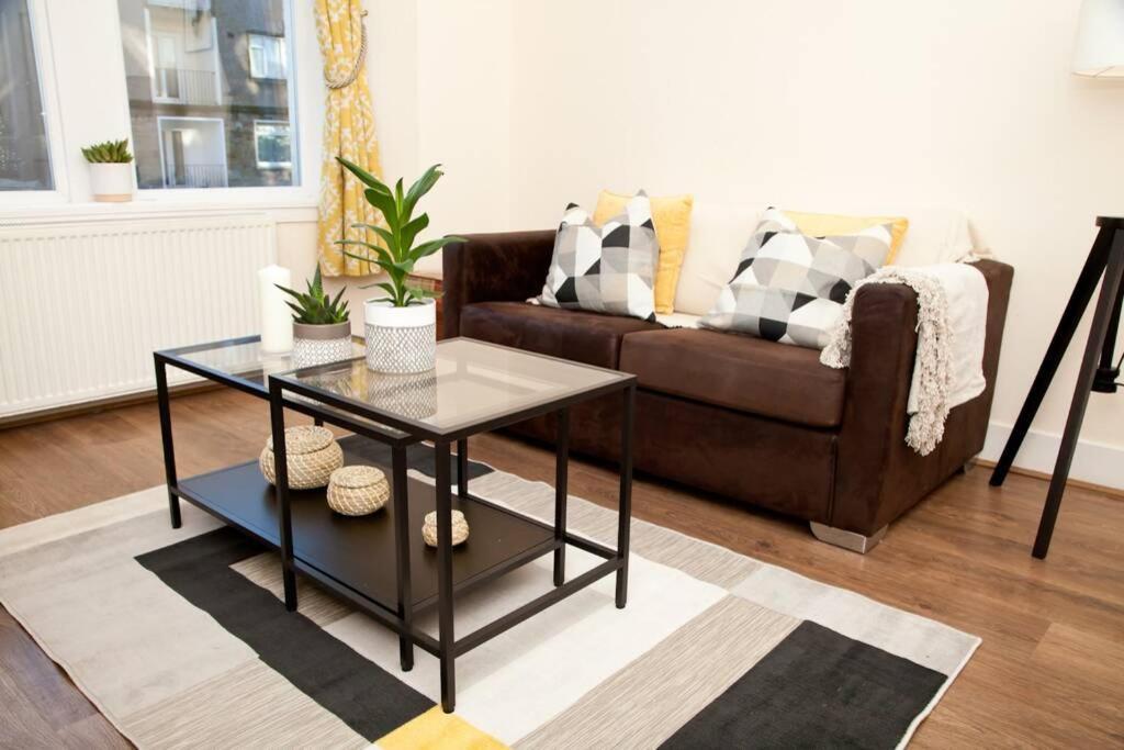 Snug - Logie Baird Apartment เฮเลนส์บะระ ภายนอก รูปภาพ