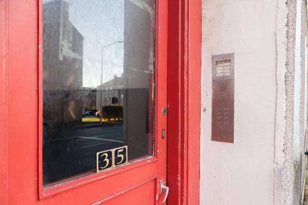 Snug - Logie Baird Apartment เฮเลนส์บะระ ภายนอก รูปภาพ