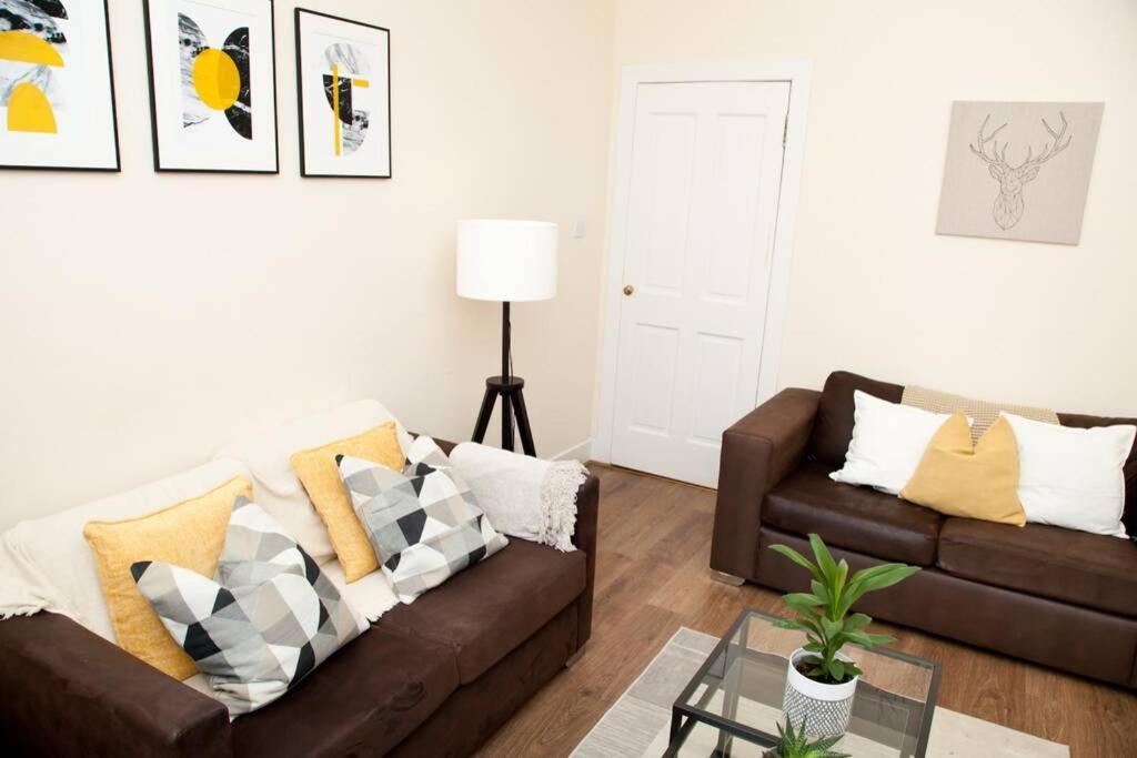 Snug - Logie Baird Apartment เฮเลนส์บะระ ภายนอก รูปภาพ