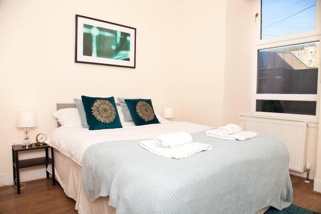 Snug - Logie Baird Apartment เฮเลนส์บะระ ภายนอก รูปภาพ