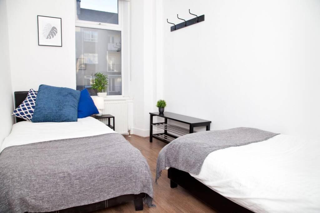 Snug - Logie Baird Apartment เฮเลนส์บะระ ภายนอก รูปภาพ