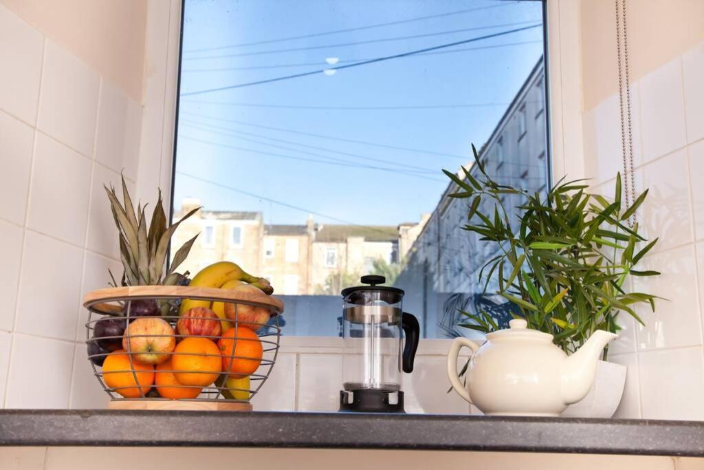 Snug - Logie Baird Apartment เฮเลนส์บะระ ภายนอก รูปภาพ
