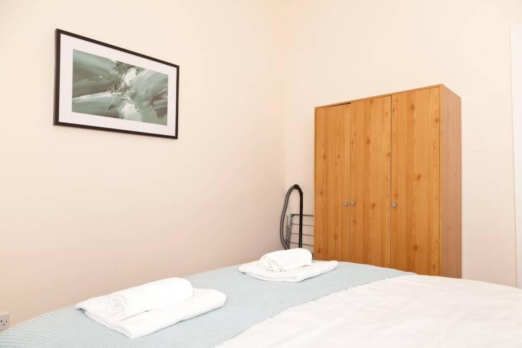 Snug - Logie Baird Apartment เฮเลนส์บะระ ภายนอก รูปภาพ